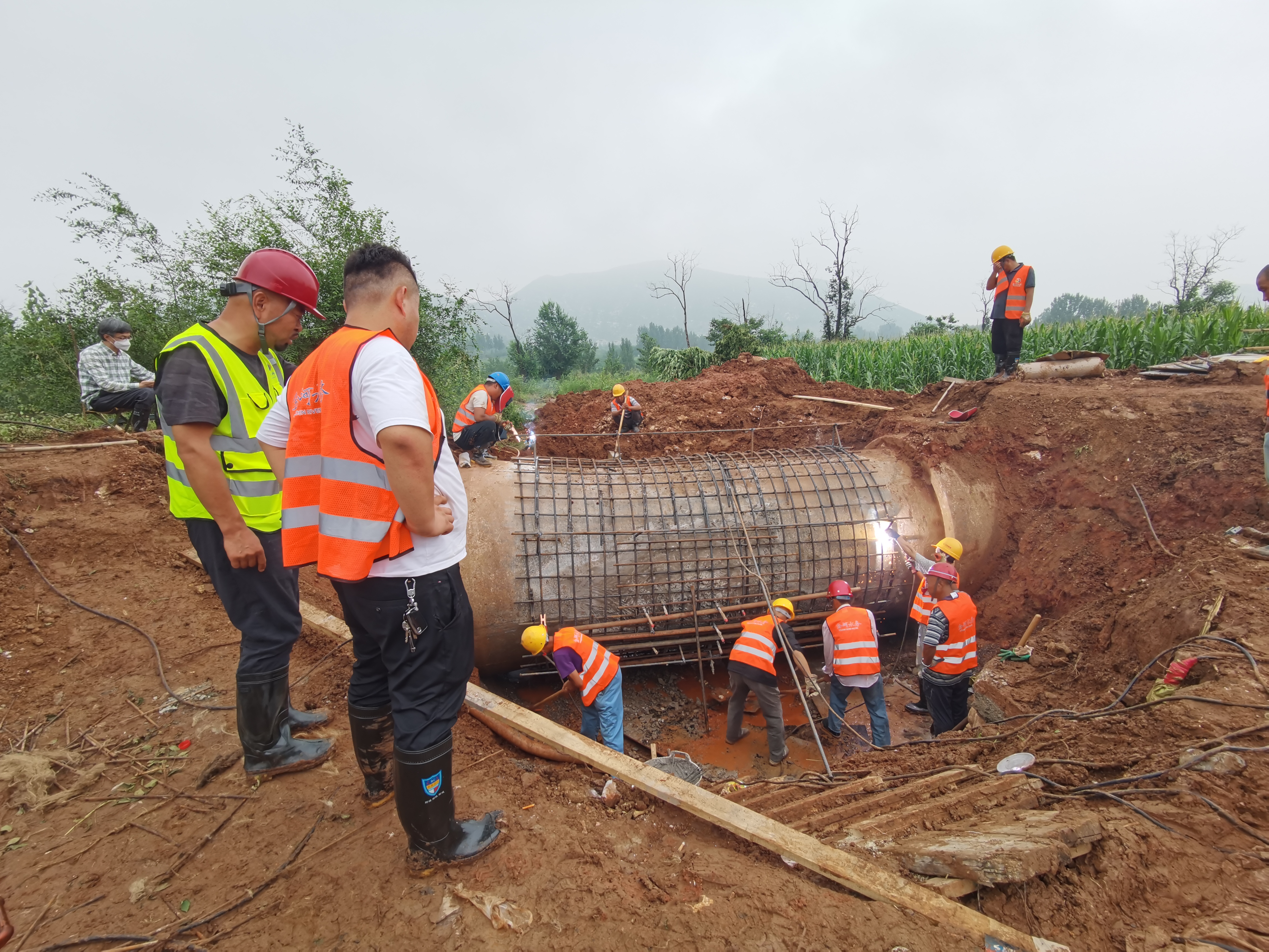 战洪峰 堵漏点 保供水 开云官方版网站登录入口打赢60小时抢险攻坚战